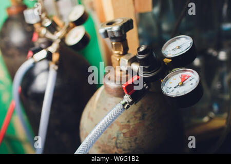 Close up jauges et de valve sur vieille bouteille de gaz d'azote en laboratoire. Banque D'Images