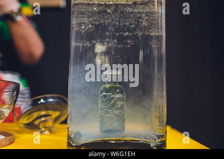 Bulles d'huile sur l'eau dans le réservoir de verre aqua la nuance de couleur. Banque D'Images