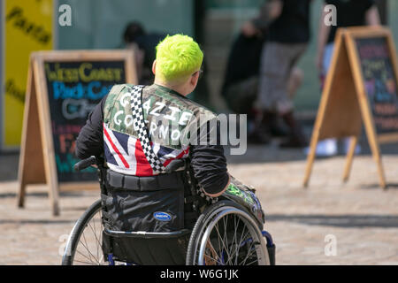 Blackpool, Lancashire, Royaume-Uni. 1er août 2019. Mobilité punk rocker à la rébellion Festival le plus grand festival punk à Blackpool. Au début du mois d'août, jardins d'hiver de Blackpool est l'hôte d'une grande gamme de punk de la 21e édition du Festival de la rébellion attirant des milliers de touristes dans la station. Plus de 4 jours tous les mois d'août dans la région de Blackpool, le meilleur en matière de Punk se rassemblent pour cet événement social de l'année avec 4 jours de musique sur 6 étapes avec des masses de bandes. MediaWorldImages ; crédit/Alamy Live News Banque D'Images