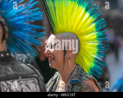 Blackpool, Lancashire, Royaume-Uni. 1er août 2019. Plus grand Festival de rébellion punk festival à Blackpool. Au début du mois d'août, jardins d'hiver de Blackpool est l'hôte d'une grande gamme de punk de la 21e édition du Festival de la rébellion attirant des milliers de touristes dans la station. Plus de 4 jours tous les mois d'août dans la région de Blackpool, le meilleur en matière de Punk se rassemblent pour cet événement social de l'année avec 4 jours de musique sur 6 étapes avec des masses de bandes. MediaWorldImages ; crédit/Alamy Live News Banque D'Images