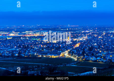 L'Allemagne, au-dessus de maisons et de rues de ville de Fellbach en atmosphère heure bleue Banque D'Images