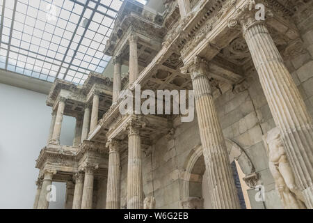 BERLIN, ALLEMAGNE - 26 septembre 2018 : et vue détaillée de l'architecture de l'antiquité, la porte du marché de Milet avec des colonnes grecques Banque D'Images