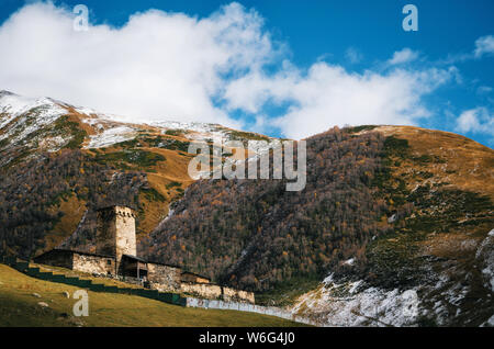 Vieille église de Lamaria dans village Ushguli Haut Svaneti région en automne, la Géorgie Banque D'Images