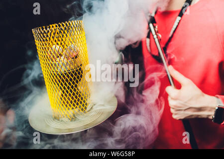 Hookahs verre vide sous la lumière du néon dans le contexte du restaurant. Beau cadre pour insérer du texte. Banque D'Images