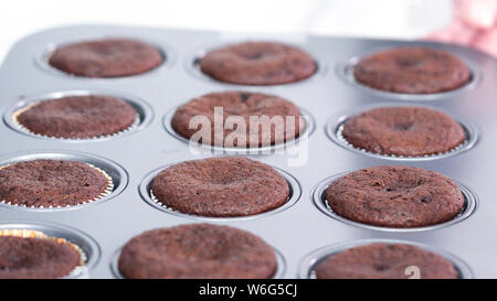 Étape par étape. Le refroidissement des petits gâteaux au chocolat sur une grille de refroidissement. Banque D'Images