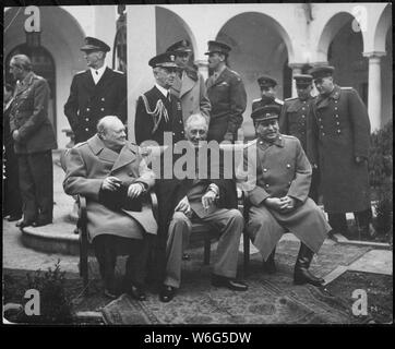 Conférence des trois grands à Yalta rend les plans finaux pour la défaite de l'Allemagne. Ici les trois grands s'asseoir sur le patio ensemble, le premier ministre Winston S. Churchill, le président Franklin D. Roosevelt et le Premier Ministre, Joseph Staline., 02/1945 ; notes générales : utilisation de la guerre et des conflits Nombre 750 lors de la commande d'une reproduction ou demande d'informations sur cette image. Banque D'Images