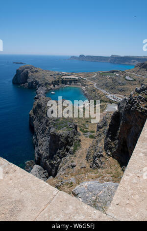 La Grèce, Rhodes, la plus grande des îles du Dodécanèse. Vue Historique de Lindos, méditerranéen en forme de cœur et la baie de Saint-Paul de l'acropole médiévale Banque D'Images