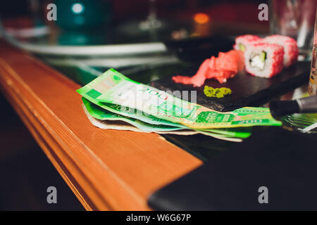 Nouvelle Fédération de billets libellés en 200 roubles pour le projet de loi de paiement dans un restaurant sur une table en bois. Banque D'Images