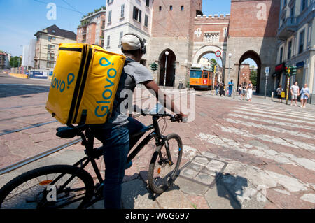 L'Italie, Lombardie, Milan, l'homme au travail de livraison Banque D'Images