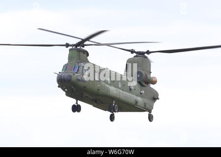 Royal Netherlands Air Force CH-47D/F Chinook arrivant à la 2019 Royal International Air Tattoo à Fairford de la RAF, UK Banque D'Images