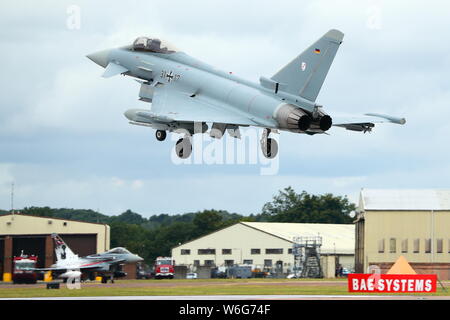 L'Eurofighter Typhoon Allemand arrivant à la Royal International Air Tattoo à Fairford RIAT 2019 RAF, Gloucestershire, Royaume-Uni Banque D'Images