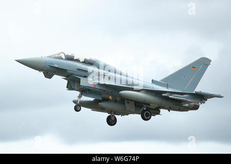 L'Eurofighter Typhoon Allemand arrivant à la Royal International Air Tattoo à Fairford RIAT 2019 RAF, Gloucestershire, Royaume-Uni Banque D'Images