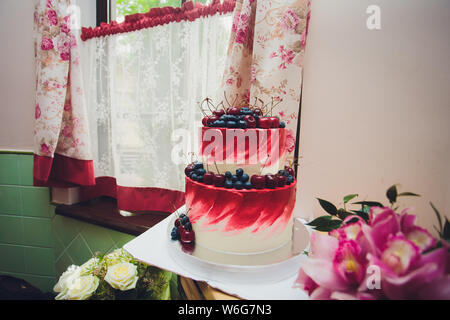 Berry ice cream cake servi avec des baies congelées , focus sélectif. Banque D'Images
