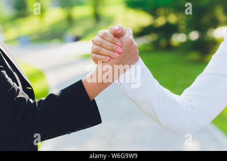 Business people shaking hands, finition réunion. Banque D'Images