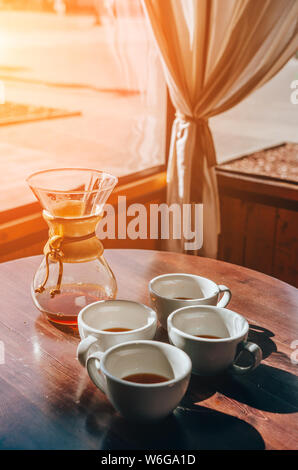 Tasses de café et chemex. Terrasse de café Banque D'Images