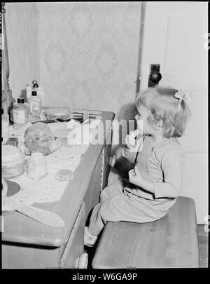 Fille de rouge à lèvres appliqué voisin dans la maison de Harry Fain, mineur de charbon. Inland Steel Company, Wheelwright # 1 & 2 Mines, Wheelwright, Floyd Comté (Kentucky). Banque D'Images
