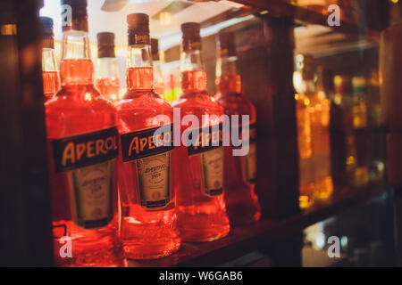 Ufa, Russie, 12 juin 2018 : Des bouteilles d'alcool et spiritueux dans un restaurant bar. Grande variété de produits importés et les Étiquettes, marques et fournitures pour Banque D'Images