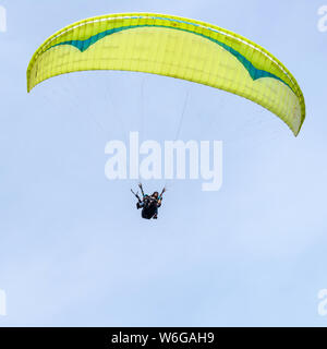 En l'air - Un vol en parapente tandem jaune brillant haut dans le ciel au-dessus de Lookout Mountain près de ville de Golden, Colorado, USA. Banque D'Images