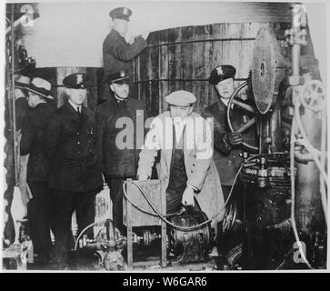 Équipements de l'inspection de la police de Detroit trouvés dans une brasserie souterraine clandestine à l'époque de la prohibition Banque D'Images