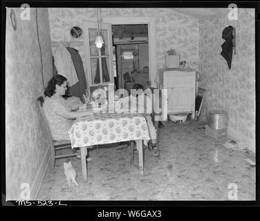 Salle à manger dans la maison de Manuel Alcala, mineur, vivant en société de projet d'habitation. Carburant, Société nationale mine Monarch, Broomfield, Colorado, Boulder Comté. Banque D'Images