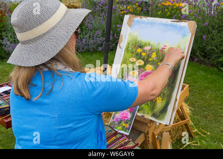 New Milton, Hampshire, Royaume-Uni. 1er août 2019. Des milliers troupeau au dernier jour de la New Forest & Comté de montrer sur une chaude journée ensoleillée. Artiste Nina Squire capture la beauté des fleurs Stewarts Garden Centre's wild west prairie garden flower meadow. Credit : Carolyn Jenkins/Alamy Live News Banque D'Images