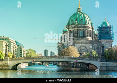 BERLIN, ALLEMAGNE - 26 septembre 2018 : Une vue de l'ancien pont au-dessus de la Spree Friedrichs rivière, à côté de la Berliner Dom, la Banque D'Images