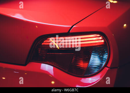 Close up projecteur de feu l'élégant et moderne, de l'automobile voiture concept partie. Banque D'Images