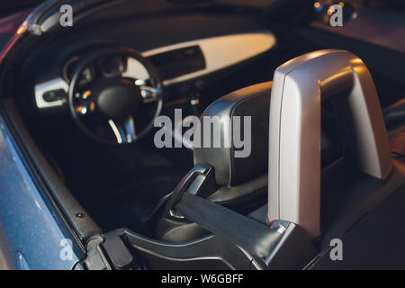 La voiture décapotable avec système d'ouverture fermeture toit souple. Banque D'Images