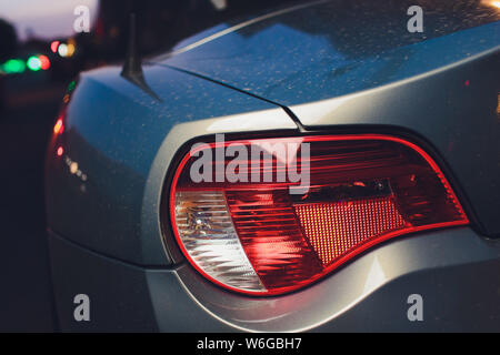 Close up projecteur de feu l'élégant et moderne, de l'automobile voiture concept partie. Banque D'Images