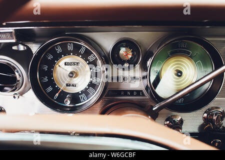 Tableau de bord de voiture vintage avec jantes chromées compteur compte-tours. Banque D'Images
