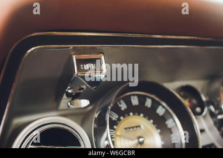 Tableau de bord de voiture vintage avec jantes chromées Compteur compteur compte-tours compte-tours. Banque D'Images