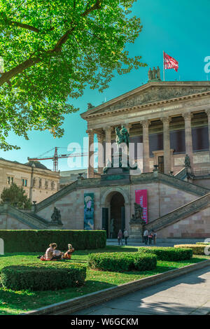 BERLIN, ALLEMAGNE - 26 septembre 2018 : vue verticale de visiteurs assis dans l'herbe du jardin décoré à l'entrée de l'Old National Banque D'Images