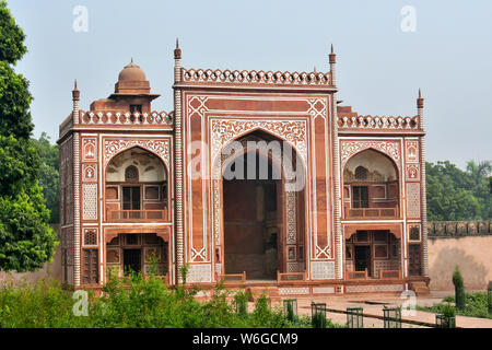 Porte d'entrée, Tombe de I'timād-ud-Daulah, J'timād-ud-Daulah Maqbara, Agra, Inde, Asie Banque D'Images