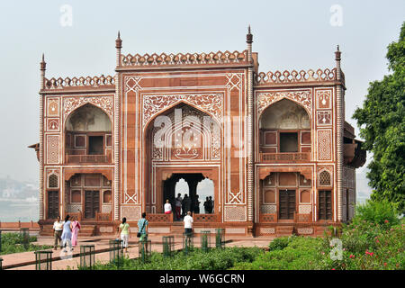 Porte d'entrée, Tombe de I'timād-ud-Daulah, J'timād-ud-Daulah Maqbara, Agra, Inde, Asie Banque D'Images
