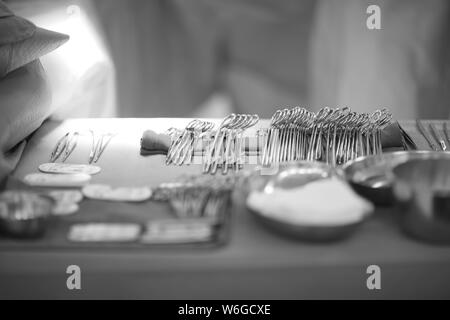 Tableau avec des outils et matériaux auxiliaires dans la salle d'opération Banque D'Images