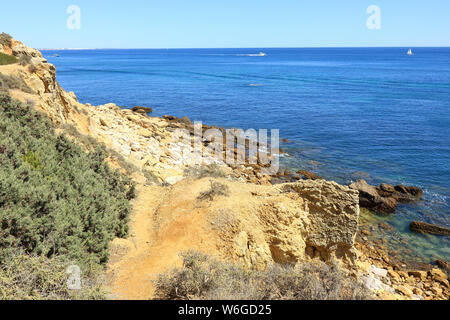 Chemin qui mène vers la côte rocheuse donnant sur l'océan Atlantique près de Albufeira Banque D'Images