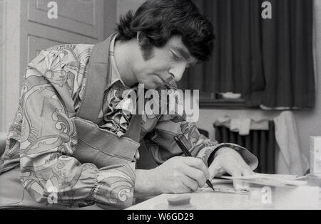 Années 1970, historiques, Lancashire comédien né Ken Goodwin dans son costume en seatiing publicilty son dressing signature photos avant de monter sur scène, England, UK. Il était connu de bes apparaissant sur la populaire émission de télévision 'La Britsh Comedians', qui a filmé à Manchester devant un auditoire iive, présenté de nombreux working men's club d'humoristes de l'époque et leur donner l'exposition nationale pour la première fois. Banque D'Images