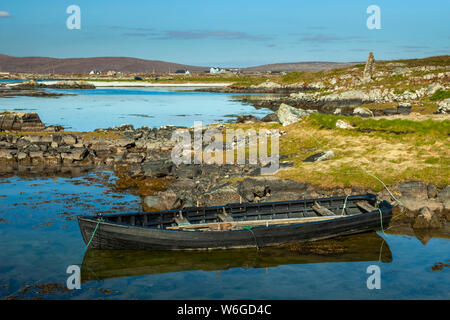 Petit bateau à rames en bois amarré le long de la rive de la baie de Galway sur l'île Mweenish, Wild Atlantic Way ; île Mweenish, comté de Galway, Irlande Banque D'Images