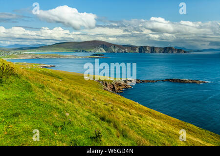 Eau bleu vif et herbe verte luxuriante le long de la côte de l'île d'Achill sur la voie de l'Atlantique sauvage ; île d'Achill, comté de Mayo, Irlande Banque D'Images