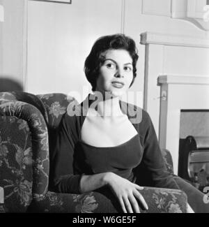 Nadja Regin, actrice serbe au Royaume-Uni pour la première fois, à l'hôtel Grosvenor House Hotel, Londres, décembre 1955. Nadja Regin est au Royaume-Uni pour le tournage d'une société allemande, elle est également porte une robe de sa propre conception. Banque D'Images