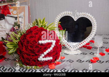Un bouquet de fleurs bouquet d'une centaine de roses rouges . Grand bouquet d'une centaine de grandes fleurs roses rouge coeur blanc .miroir. Banque D'Images