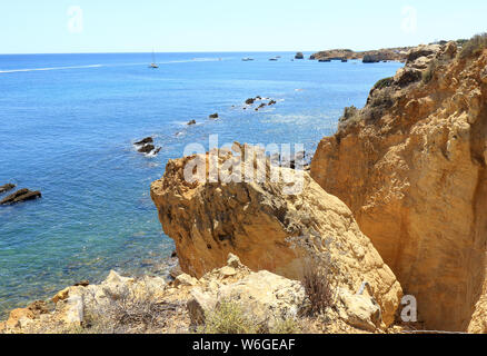 Les roches déchiquetées surplombant l'océan Atlantique près de Albufeira dans la région de l'Algarve du Portugal Banque D'Images