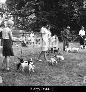 Années 1960, historiques, personnes à la fête du village avec leurs chiens, sur le point de concurrencer dans un défilé ou dog show, England, UK. Banque D'Images