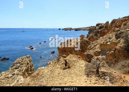 Les falaises rocheuses dentelées et donnant sur Praia De et d'Arrifes Caminho da Baleeira nature reserve Banque D'Images