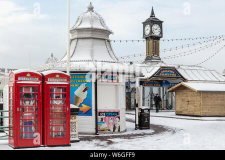 Téléphone rouge de ticket dans la neige de Brighton Banque D'Images