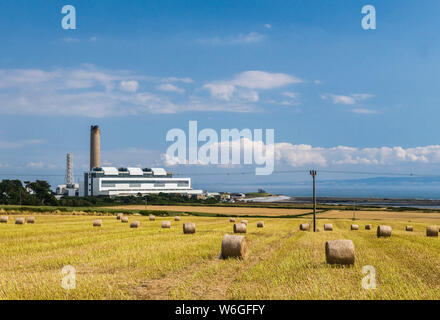 Aberthaw Power Station dans la vallée de Glamorgan au Pays de Galles du Sud derrière les terres agricoles Banque D'Images