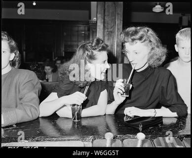 Ella Jane Fain (droite) fille de Harry Fain, mineur, et son cousin ont une fontaine à soda coke avant film montrant. Inland Steel Company, Wheelwright # 1 & 2 Mines. Wheelwright, Floyd Comté (Kentucky). Banque D'Images