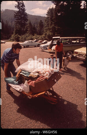 Les chefs de famille POUR CAMPING À OSWALD WEST. Tous les campeurs doivent laisser leur véhicule dans le lot ; état fournit des brouettes POUR LE TRANSFERT DE MATÉRIEL DE CAMPING. Sentier EST OUVERT ET FONCTIONNE PENDANT UNE TROISIÈME D'un mile de la forêt dense, de CAMPING OU À LA PLAGE Banque D'Images