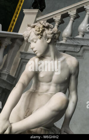 BERLIN, ALLEMAGNE - 26 septembre 2018 : le "Garçon dépose Thorn' statue, faite par le sculpteur allemand, peintre et écrivain Gustav Eberlein et Banque D'Images