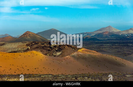 Paysage volcanique et le volcan cratère sur le Parc National de Timanfaya, l'île de Lanzarote, Canaries Espagne Banque D'Images